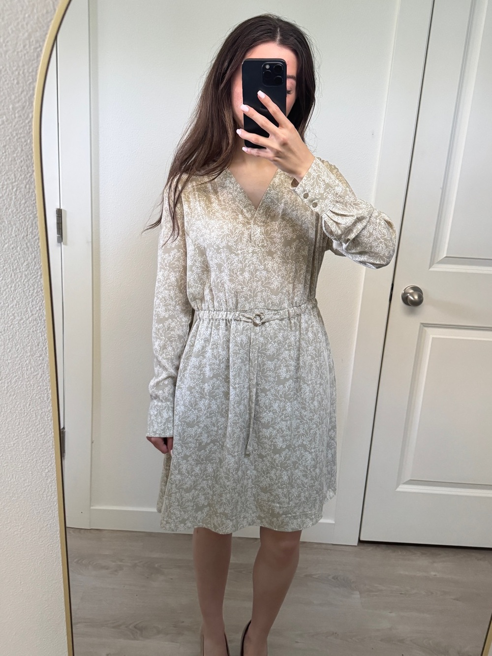H&M Neutral Cream Floral V‑Neck Long Sleeve Tie‑Waist Dress